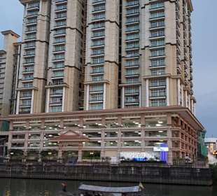 Imposante Bauwerke vom Fluss aus