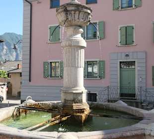 Levice Terme: Vierröhrenbrunnen aus dem 16. Jh.