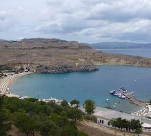 Blick auf Strand und Hafen von Lindos