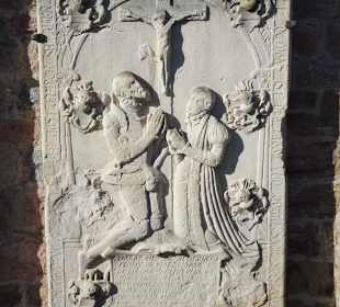 Epitaphien an der Stirnseite der Kirche