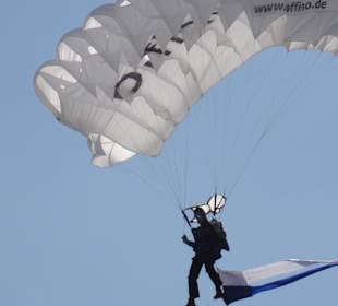 Ein Paraglider über der Tribüne