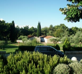 Bungalows von der Rezeption aus