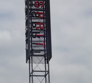 Logo Turm im Eingangsbereich