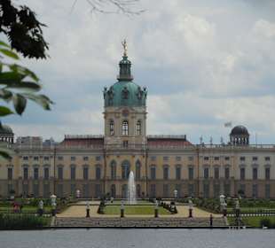 Schloss und Karpfenteich 