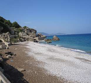 Spaziergang am Felsenstrand in Rhodos!