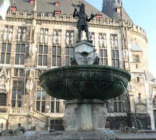Karl der Große auf dem Brunnen vor dem Rathaus