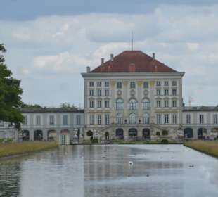 Blick vom Schlosspark zum Schloss Nymphenburg