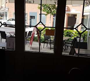 Schöne Terrasse vor dem Lokal