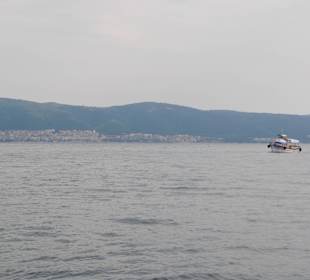 Blick zu Sonnen Strand vom Meer