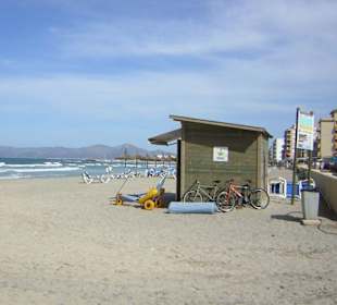 Lifeguard Station mit Strandbuggy