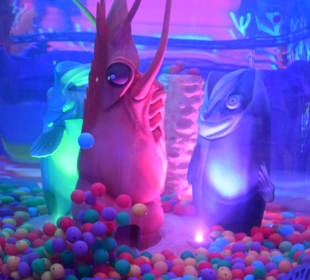 Futuristischer Bereich mit Fahrgeschäften