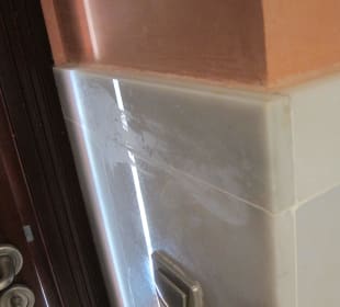 Schmierige Flecken im Bad an der Wand