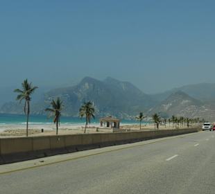 Straße neben Strand Mughsail