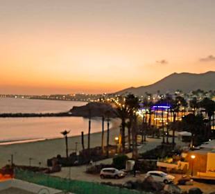 Uferpromenade bei Dämmerung