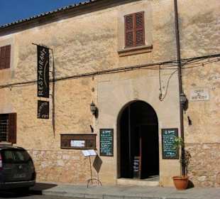 Eingang zu einem Innenhof-Restaurant