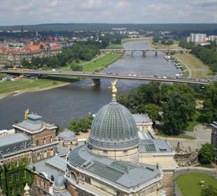 Elbufer mit Brücken