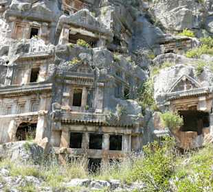 Blick auf die Felsengräber