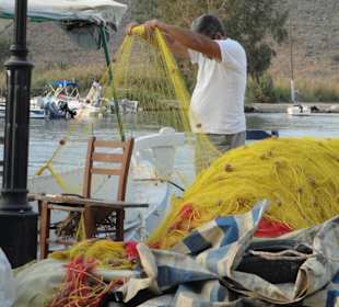 Fischer mit Netz am nahen Hafen