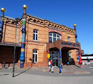 Außenansicht des Hundertwasser Bahnhof Uelzen