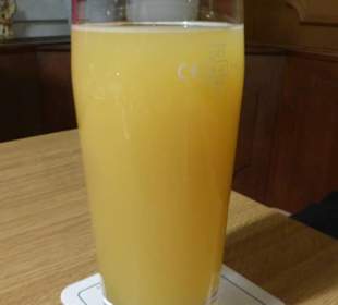 Zum Abendessen ein Orangensaftschorle