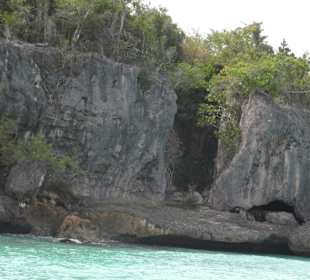 Mit dem Speedboot der Küste entlang