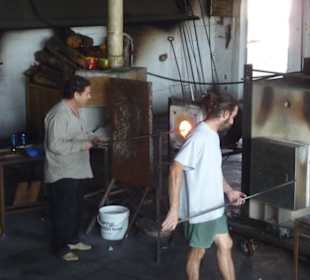 Glasbläser bei der Herstellung in der Glashütte