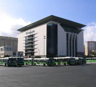 Einkauftszentrum und Busbahnhof in Santa Cruz