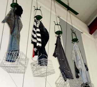 Kleider in der Waschkaue unter der Decke