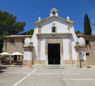 Vor der Eglésia del Calvari / Kalvarienberg