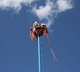 "Akrobaten" am Eingang