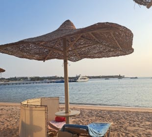 Strandliegen mit Schirm