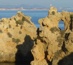 Praia dos Arrifes mit bizzarer Felsenküste