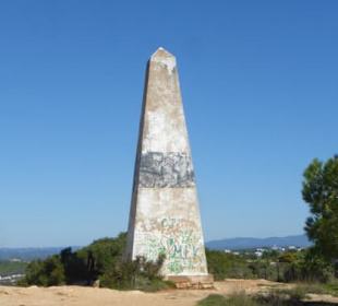 Der Obelisk oberhalb der Praia da Luz