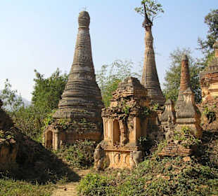 Tempelfeld im Dschungel bei Indein