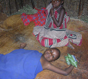 Kinder im Bett ("Bettlaken" aus Kuhhaut)