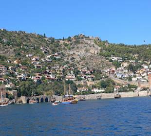 Roter Turm vom Boot aus