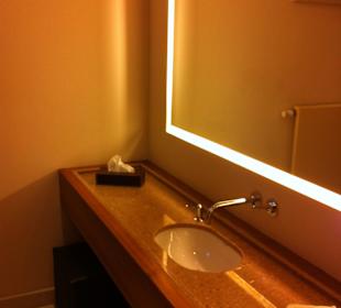 Waschbecken im Umkleideraum