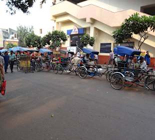 Am Bahnhof warten die Rischka Fahrer auf Kunden