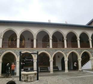 Innenhof mit Kreuzgang