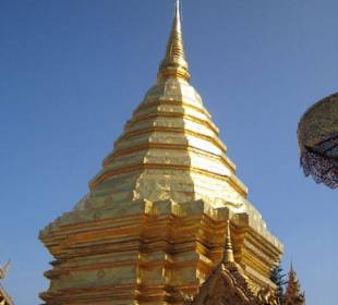 Die große goldene Pagode (Chedi).