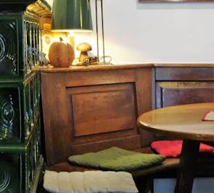 Gemütliche Eckbank am Kachelofen im Wilden Mann