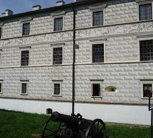 Armata przed wejściem do zamku