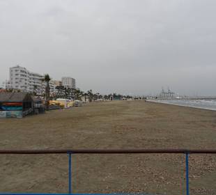Plaża w Larnace ciągnąca się wzdłuż promenady
