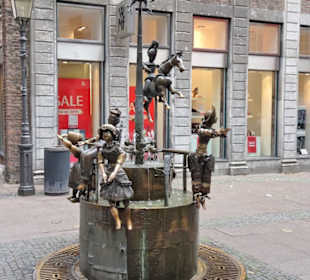 Ansichten vom Puppenbrunnen in Aachen