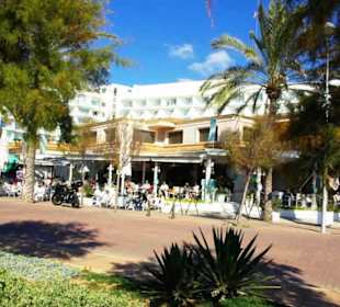 Ipero Hotels im Hintergrund