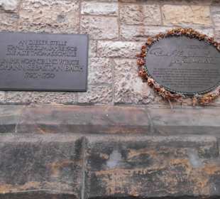 An der Kirche.