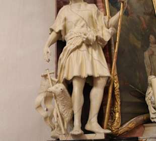 Heiligenfiguren am Seitenaltar