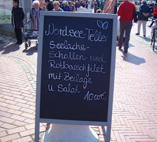 Hinweis vor dem Eingang auf der "Gehstrasse" !