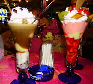 Eisbecher und Eiskaffee