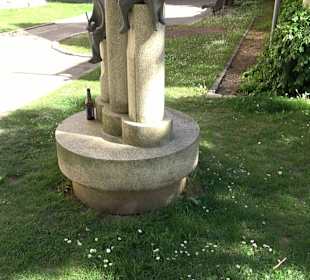 Skulptur Lesende Menschen